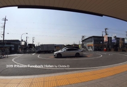 Tampak depan Stasiun Funabashi Hoten, dengan ramp baru besar dan nyaman untuk disabilitas, dan dilihat dari dalam stasiun, merupakan tempat parkir perutar untuk taxi|Dokumentasi pribadi