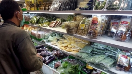 Seorang pembeli sedang berbelanja memilih bahan pokok di Mirota Kampus pada Selasa (28/4/2020) (Dok. pri).