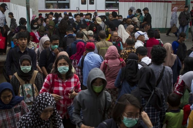 Sejumlah warga mengenakan masker untuk mengantisipasi penyebaran virus corona (COVID-19) di Stasiun Manggarai, Jakarta Selatan (Foto: KOMPAS.com/M ZAENUDDIN)