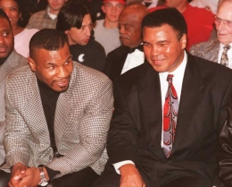 Mike Tyson dan idolanya, Muhammad Ali (Foto AFP/Getty Images) 