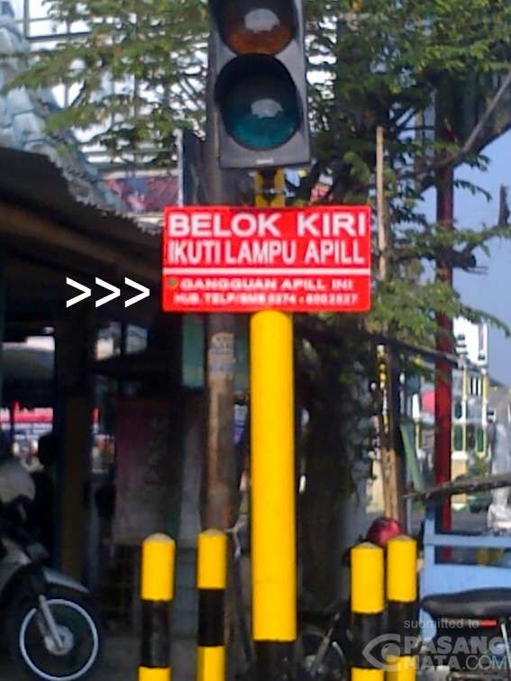 Lampu APILL dengan rambu bertuliskan BELOK KIRI IKUTI LAMPU APILL (pasangmata.com)