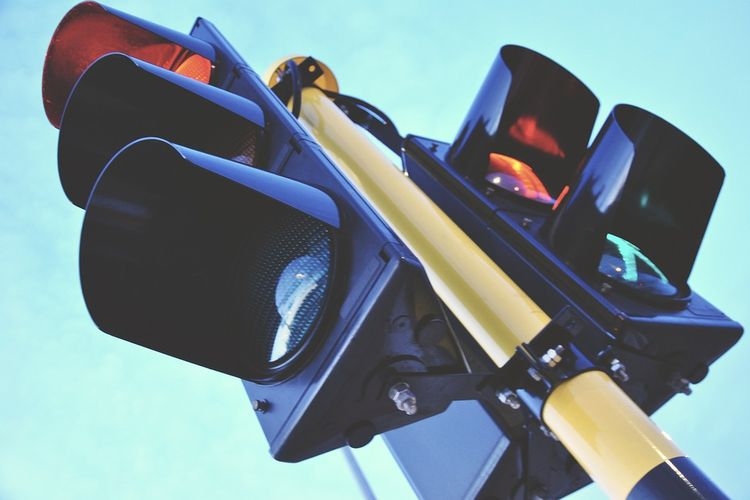 Ilustrasi persimpangan lampu lalu lintas. (sumber: Pixabay.com/siobhandolezal)