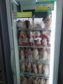 Dok.pri ayam utuh di modern fresh market dijual dengan harga promo RP 24.000-29.000