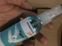 Hand Sanitizer bantuan Kemensos yang ditempel stiker pencitraan Bupati Klaten. | twitter.com/andhikawe