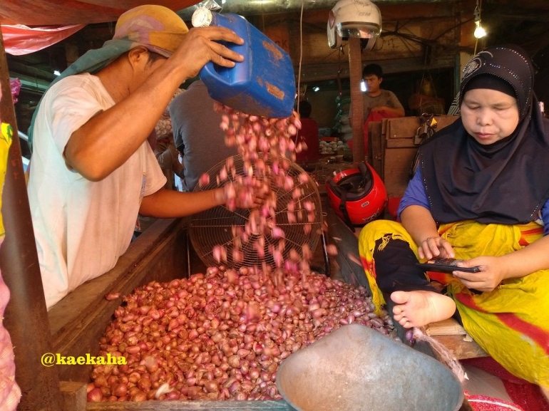 Penjual Bawang Merah di Pasar Harum Manis | @kaekaha