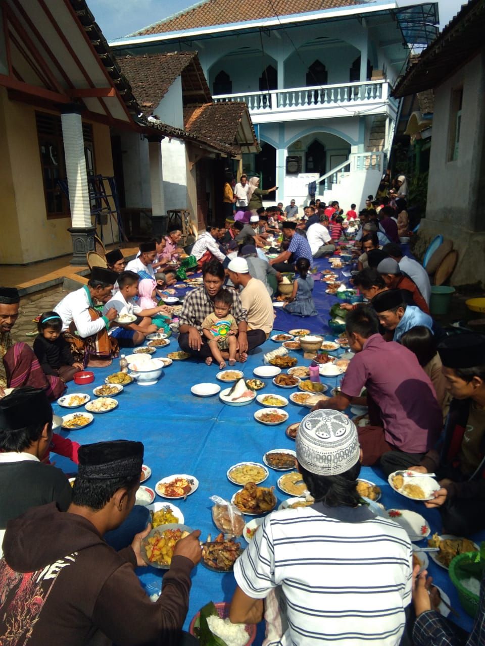 Punggahan di halaman masjid Pacelukan | dok pribadi