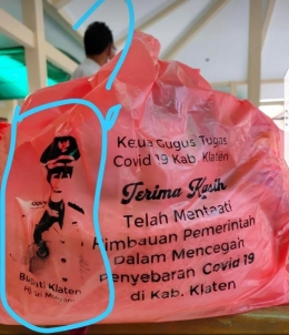 Bahkan tas plastik (kresek) pun ada branding foto Bupati Klaten. | Sumber Foto: twitter.com/andhikawe