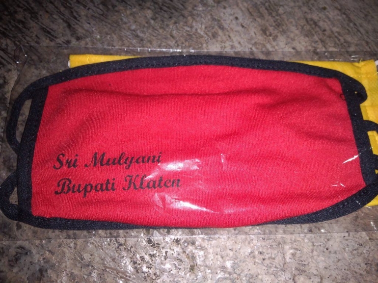 Branding Bupati Klaten di masker bantuan pencegahan Covid-19 | Sumber Foto: twitter.com/mahasiswaYUJIEM