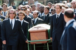 mirror.co.ukFormula 1 drivers membawa peti jenazah Ayrton Senna