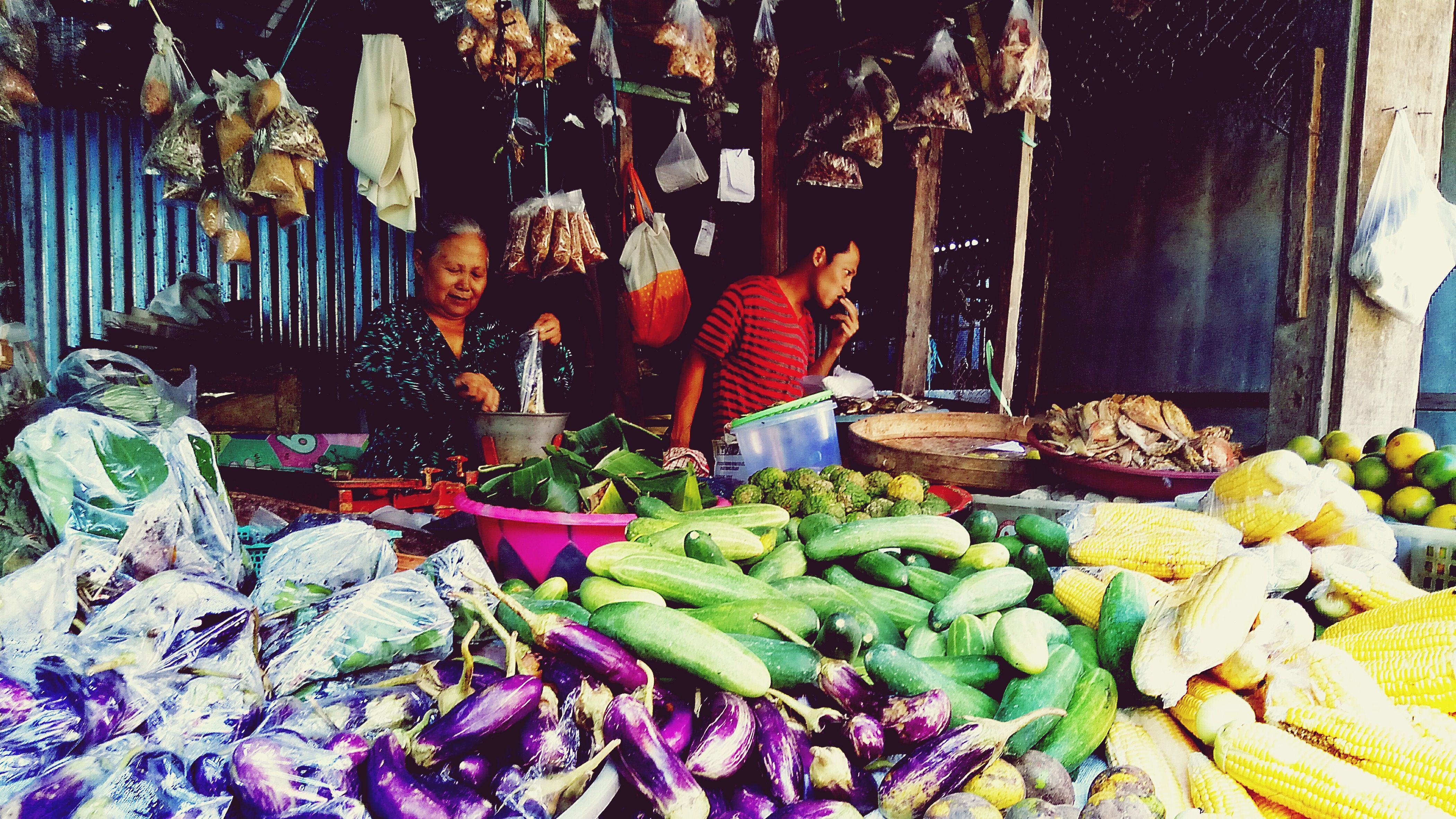 Suasana Pedagang di pasar Sayur Caruban (dokpri)