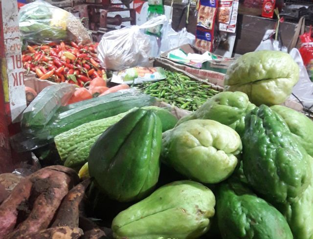Senangnya pilih-pilih sayur di pasar (dokpri)