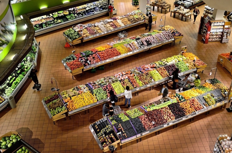 Ilustrasi konsumen di sebuah supermarket | Gambar oleh ElasticComputeFarm dari Pixabay
