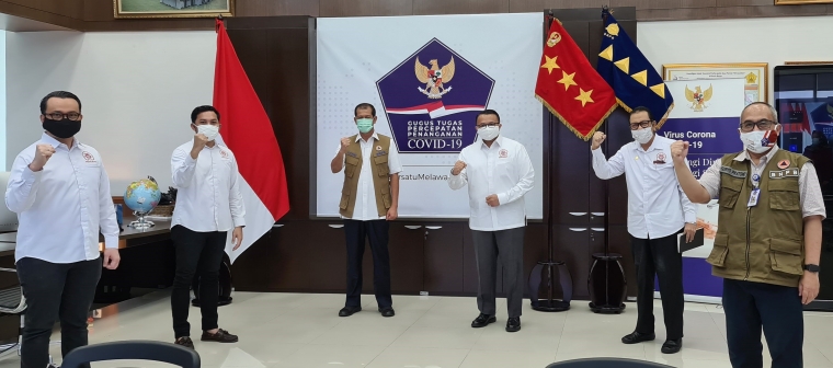 (Rompi) Doni Munardo Kepala BNPB, Suryopratmo Anggota Tim Gugus Tugas Covid-19 bersama perwakilan pengurus PERHUMAS (kemeja putih). Dok. PERHUMAS