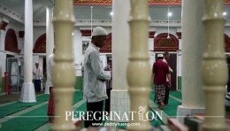 Interior dalam masjid bercorak melayu (images : deddyhuang.com)