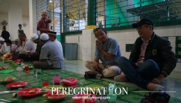 Pengalaman pertama ikut berbuka puasa di masjid (images : deddyhuang.com)