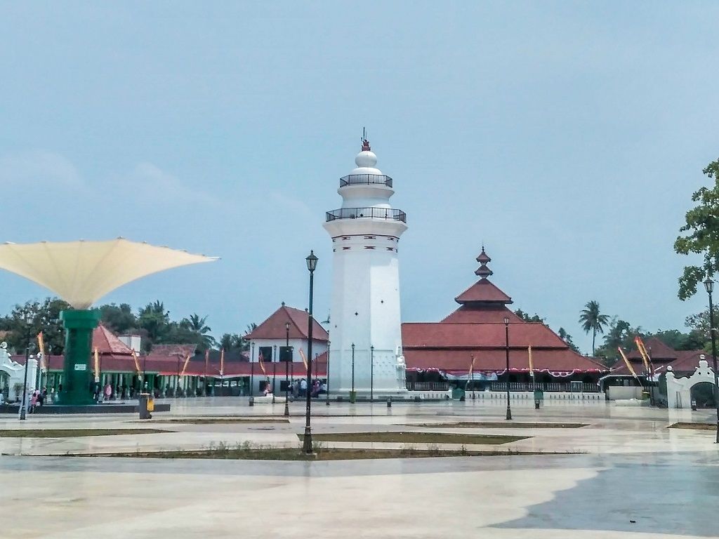 Masjid Agung Banten Setelah Direnovasi. Lingkungannya menjadi semakin cantik dengan dekorasi payung dan taman, dok. pribadi