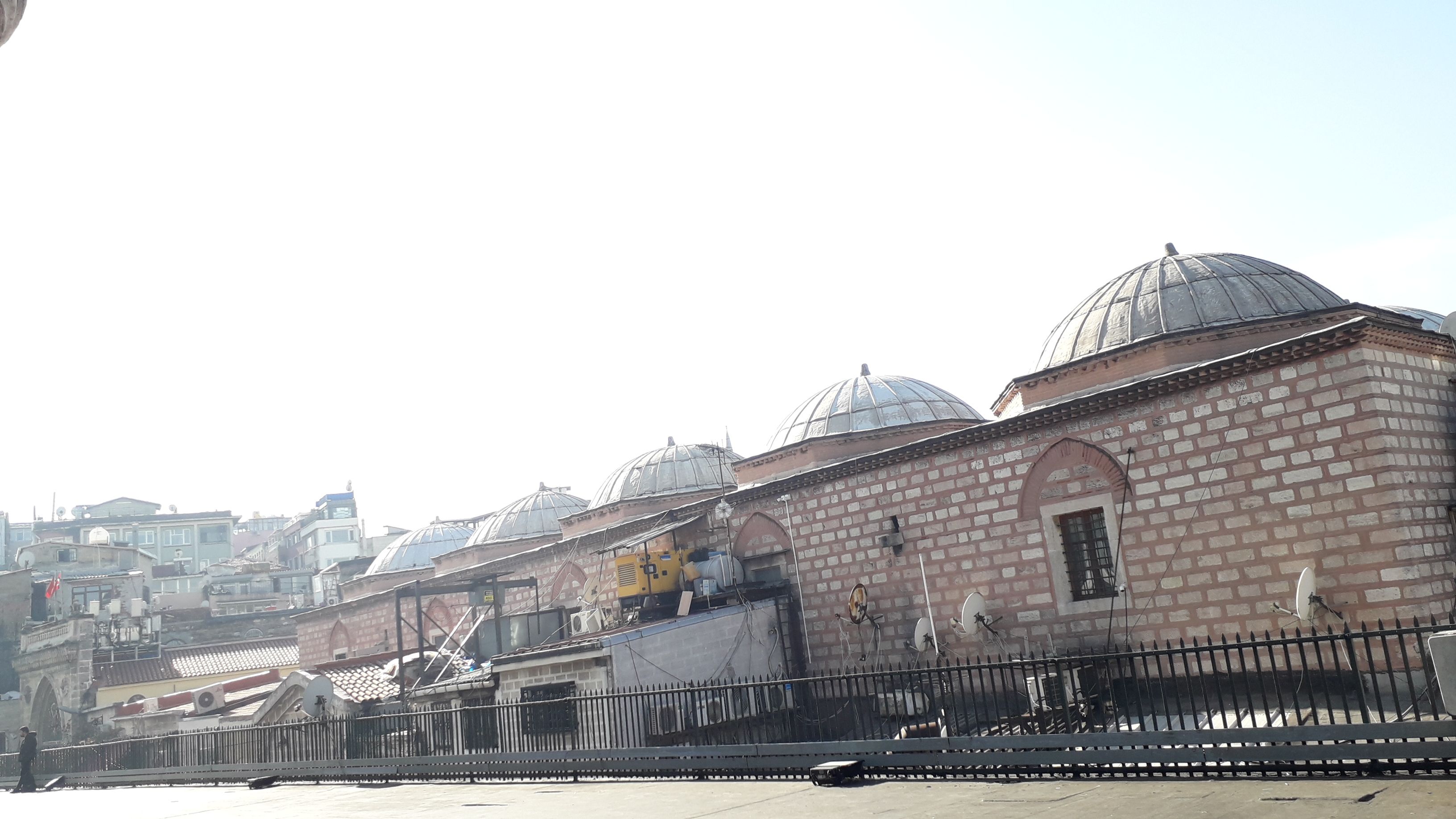 Pemandangan Rooftop Bangunan Khas Turki dari Pelataran Masjid (Dokumen Rasawulan Sari Widuri)  