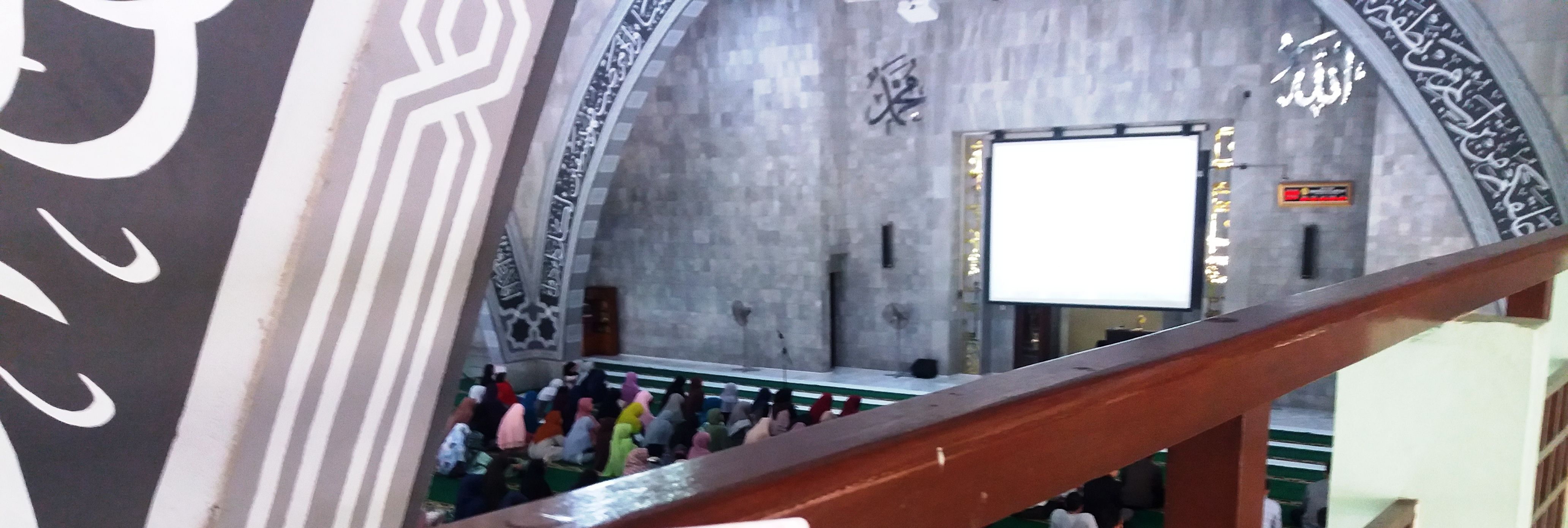 Masjid Ukhuwah Islamiyah (UI) yang sejuk dan strategis di kompleks UI Depok (Dokpri)