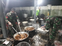 Personil Bekang Dam XIV/Hsn di posko dapur umum Koramil 1408-11/Bky, memproses masakan  untuk menu makan sahur warga, Rabu (29/04/2020)