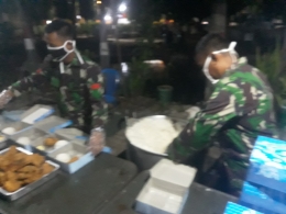 Personil Bekang Dam XIV/Hsn di posko dapur umum Koramil 1408-11/Bky, menyiapkan menu hidangan nasi kotak sahur buat warga, Rabu (29/04/2020)