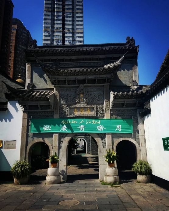 Memasuki pagar masjid, pengunjung disambut dengan gerbang tua dengan arsitektur khas Tiongkok. (Dok. Husnullah Yuzarsif)