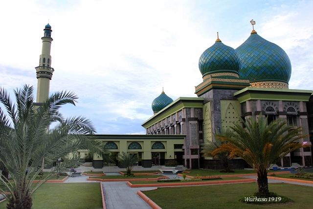 Gambar 4. Halaman Mesjid  Agung An-Nur Riau banyak di tanami Kurma _@Warkasa1919