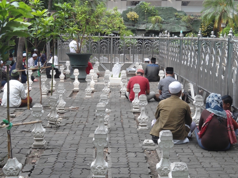 Kegiatan yang dapat dilakukan komplek makam dan masjid Sunan Ampel yaitu membaca Al-Qur'an, berdzikir, mengambil air di sumur tua, dan salat--dokpri