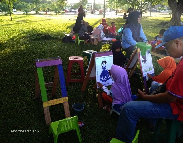 Gambar 5. Halaman Mesjid  Agung An-Nur Riau yang luas itu sering di jadikan tempat bermain dan belajar anak _@Warkasa1919