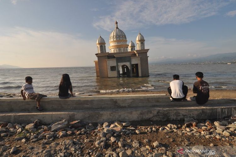 Kondisi Masjid Terapung Setelah Tsunami (Sumber: kompas.com)