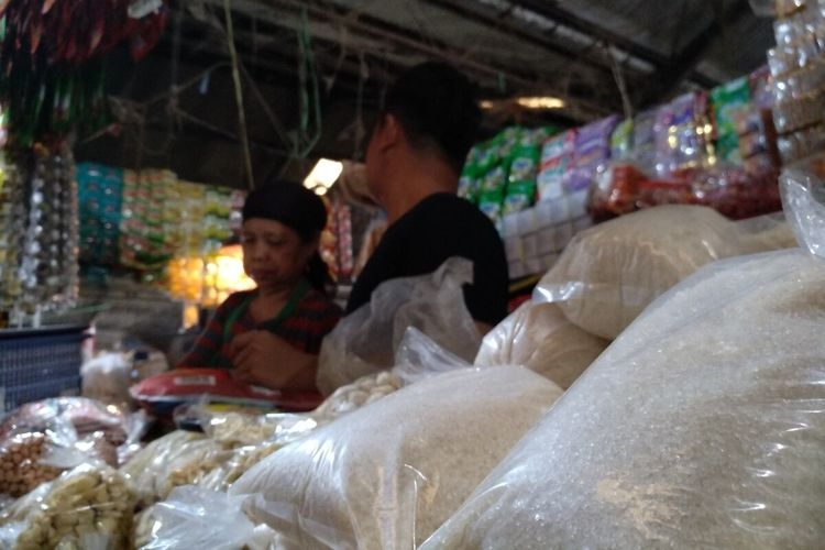 Pedagang gula pasir di Pasar Induk Cikurubuk Kota Tasikmalaya | (KOMPAS.COM/IRWAN NUGRAHA)