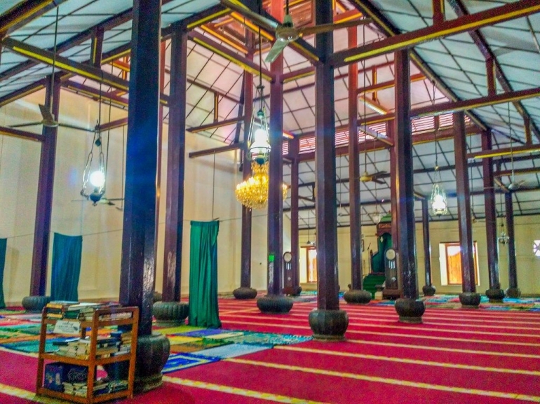 Masjid Agung Banten Setelah Direnovasi. Lingkungannya menjadi semakin cantik dengan dekorasi payung dan taman, dok. pribadi