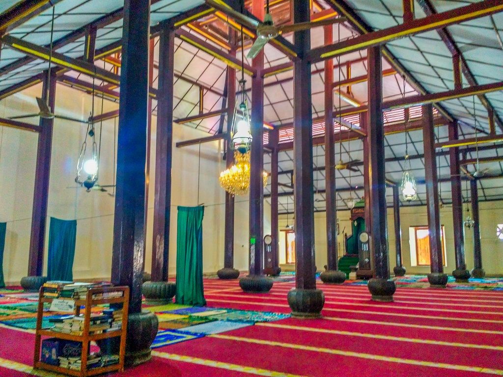 Masjid Agung Banten Setelah Direnovasi. Lingkungannya menjadi semakin cantik dengan dekorasi payung dan taman, dok. pribadi