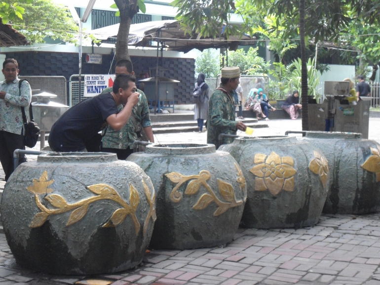 Para pengunjung/peziarah dalam maupun luar kota, bahkan ada pula dari luar negeri. Kamis kliwon, Jumat legi dan bulan Ramadan adalah waktu ramainya--dokpri