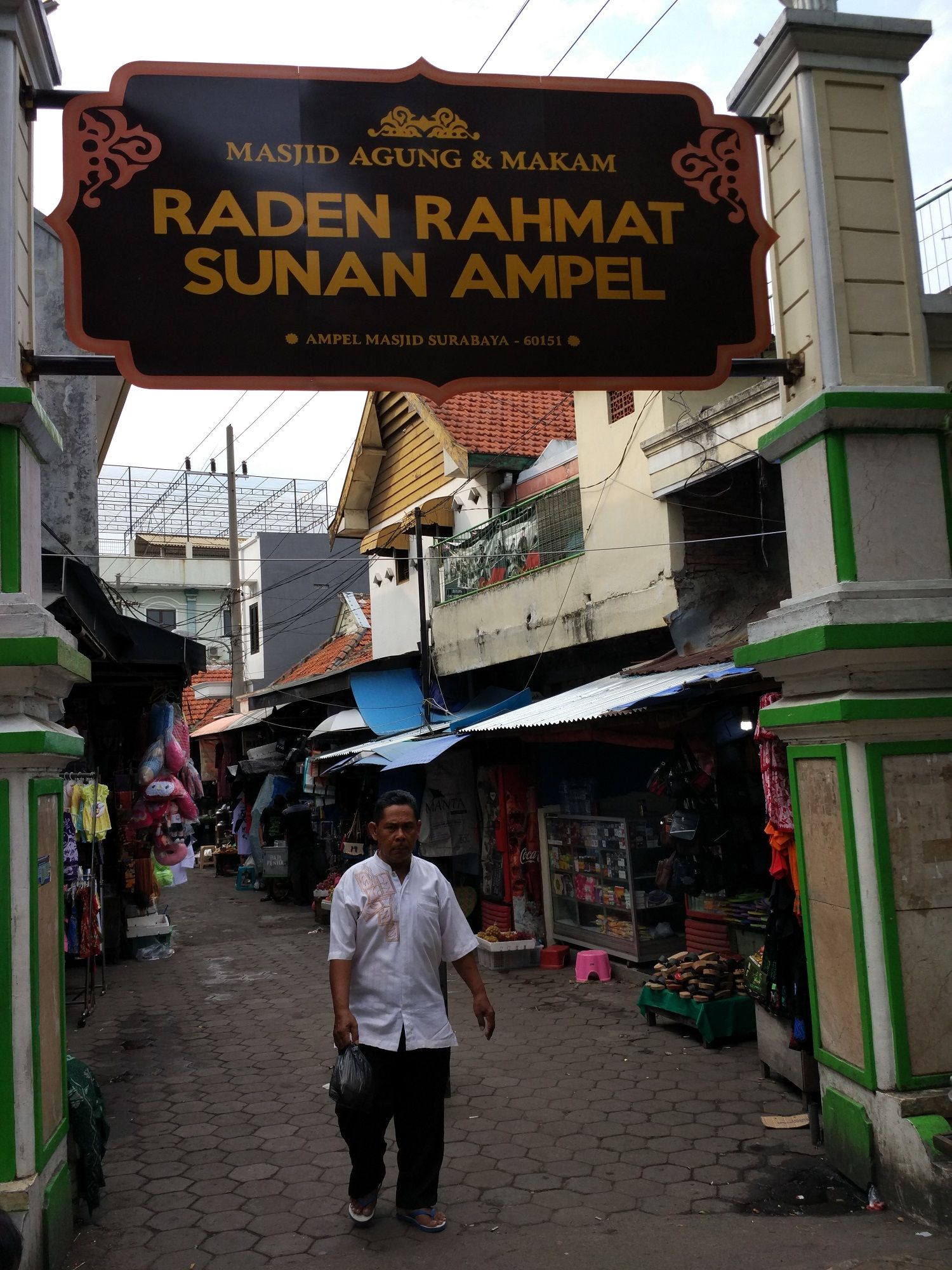 Pintu masuk komplek Masjid Agung dan makam Sunan Ampel, Surabaya. Para pengunjung akan disuguhi &nbsp;pedagang yang menjajakan makanan maupun pakaian--dokpri