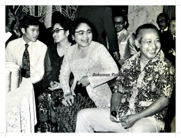 Bu Tien dan Pak Soeharto (3-4 kiri) tertawa lepas pada sebuah kesempatan (doc.Tutut Soeharto/ed.Wahyuni)