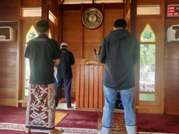 Di musim PSBB, jemaah Masjid Al Hikmah berkurang drastis. (foto: dok. pribadi)