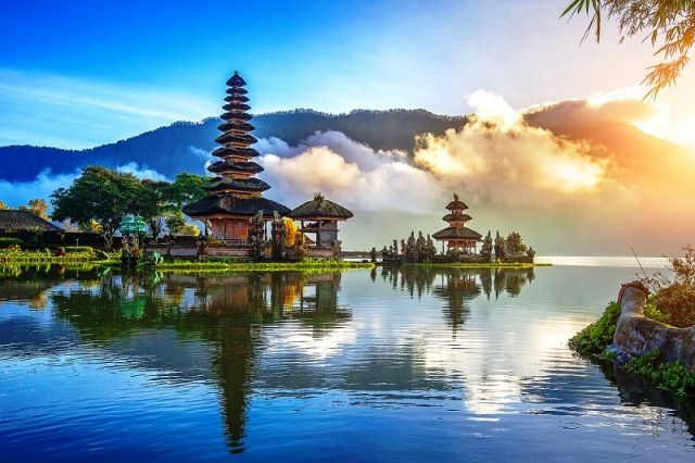 Pura Ulundanu, Beratan Bali (www.pegi-pegi.com)