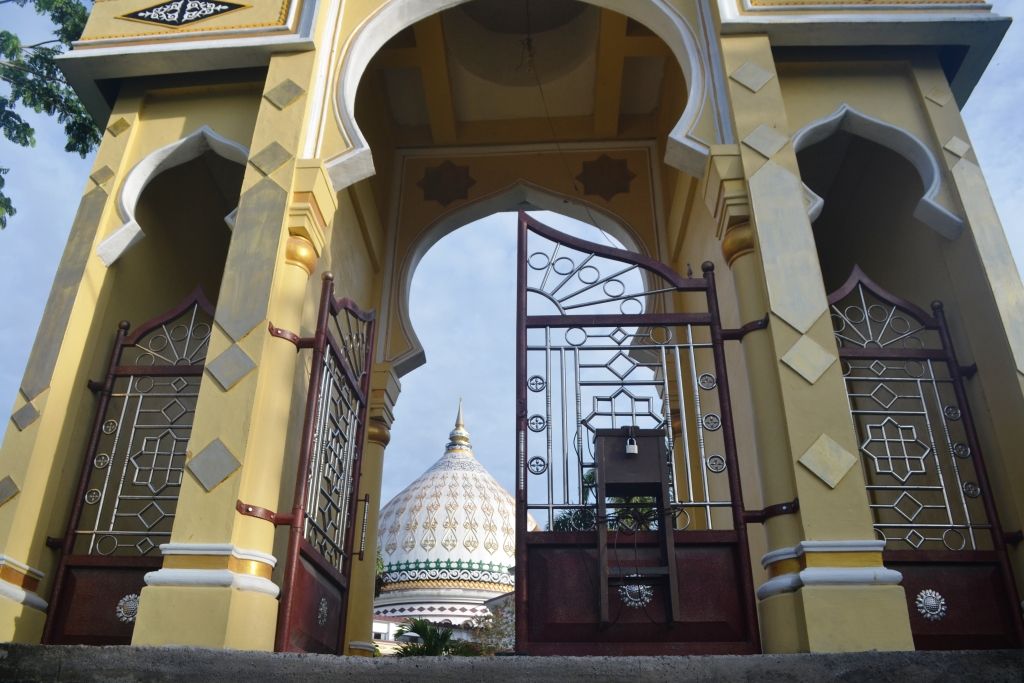 Gerbang dan kubah Masjid Raya Ruhama. Dokpri.