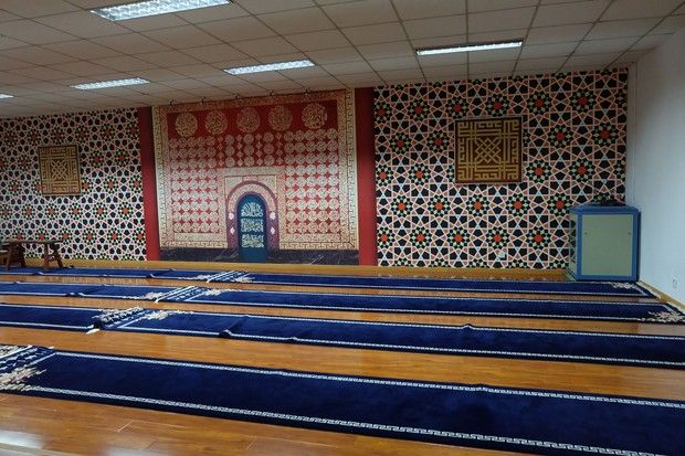 Hamparan sajadah di tempat sholat jamaah perempuan. (Sumber: travel.detik.com)