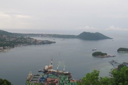 pelabuhan jayapura dengan 2 kampung di seberangnya_sumber:detik travel