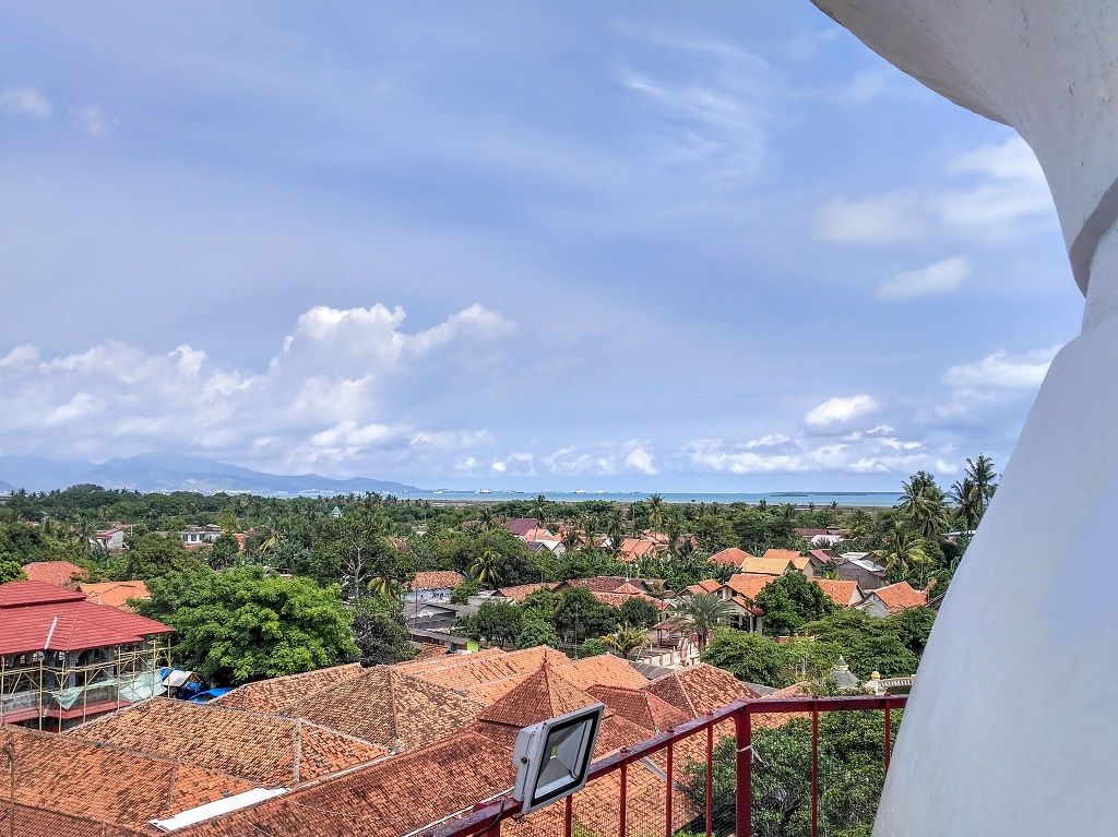 Masjid Agung Banten Setelah Direnovasi. Lingkungannya menjadi semakin cantik dengan dekorasi payung dan taman, dok. pribadi