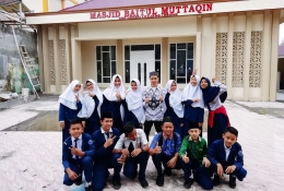 Saya bersama murid-murid saat menggelar kegiatan keagamaan di masjid Baitul Muttaqin SMP N 1 Rejang Lebong, Bengkulu. Dok. Ozy V. Alandika