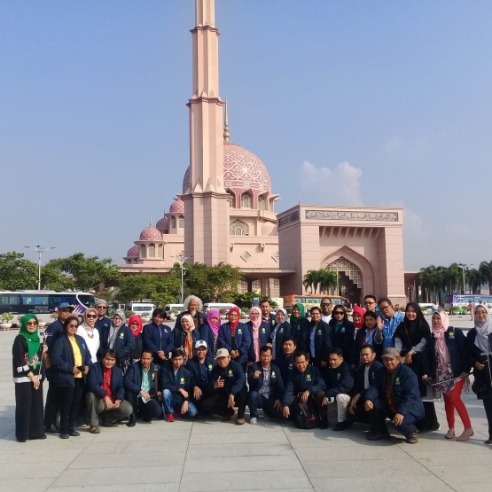 Bersama Rombongan Didepan Masjid Jamek Putra Jaya Malaysia (Dok.Hamidi Mei 2019)