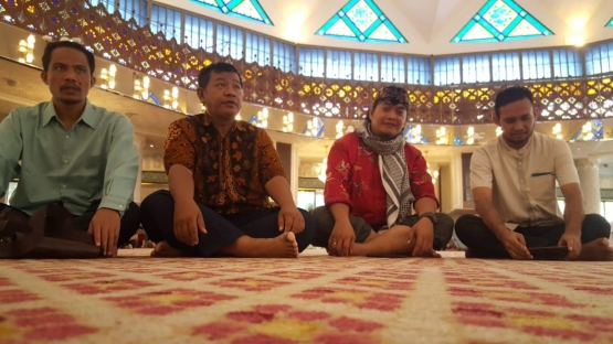 Mendengarkan Ceramah Selesai Sholat Dhuhur Di Masjid Putra Jaya Malaysia (Dok.Hamidi Mei 2019)