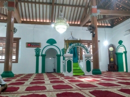 Bagian Dalam Masjid Alkhusaeni, dok. pribadi
