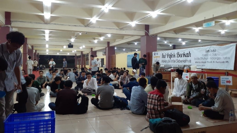 Suasana Buka Puasa Senin- Kamis di Masjid Al-Hurriyyah IPB (Dok. Pribadi)