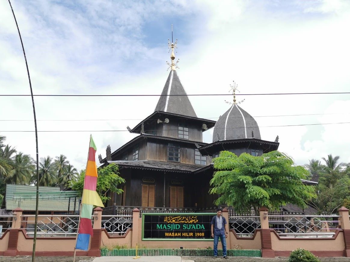 Tampak seberang Masjid Su'ada