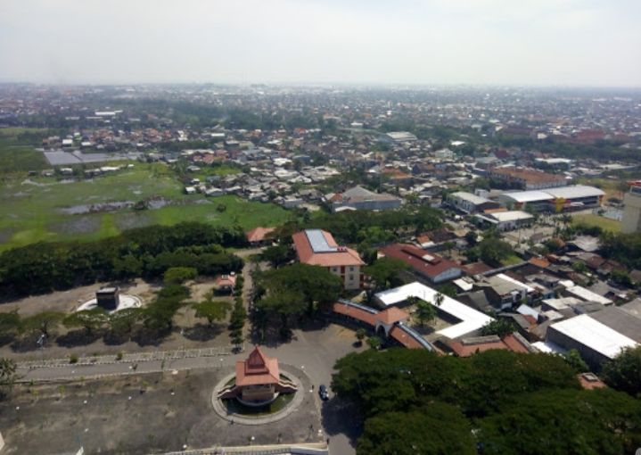 Pemandangan kota Semarang dari puncak Menara asmaul Husna