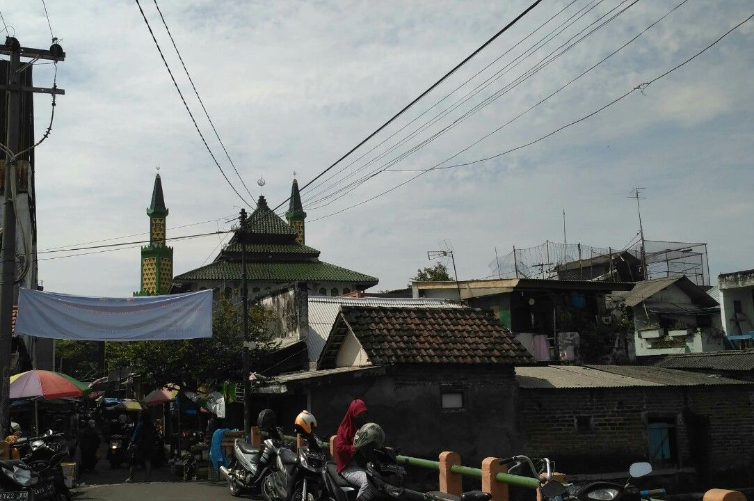 Masjid Jami Al Abror Sidoarjo tampak dari kejauhan /Foto pribadi