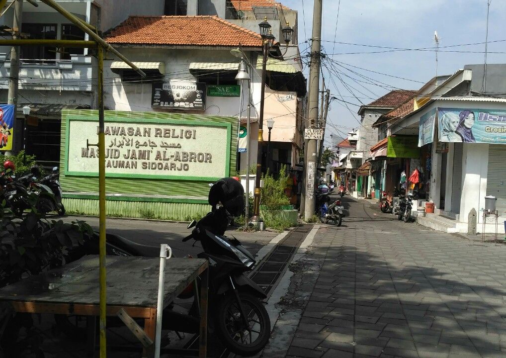 Kawasan Religi yang di depannya terdapat ruang terbuka hijau yang dipenuhi pepohonan. Bisa menjadi 'oase' di wilayah yang padat kompleks pertokoan/Foto pribadi